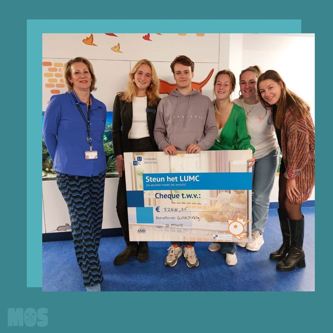 Presenting the check for €2,288.36 to the Willem-Alexander Children's Hospital after running the full marathon